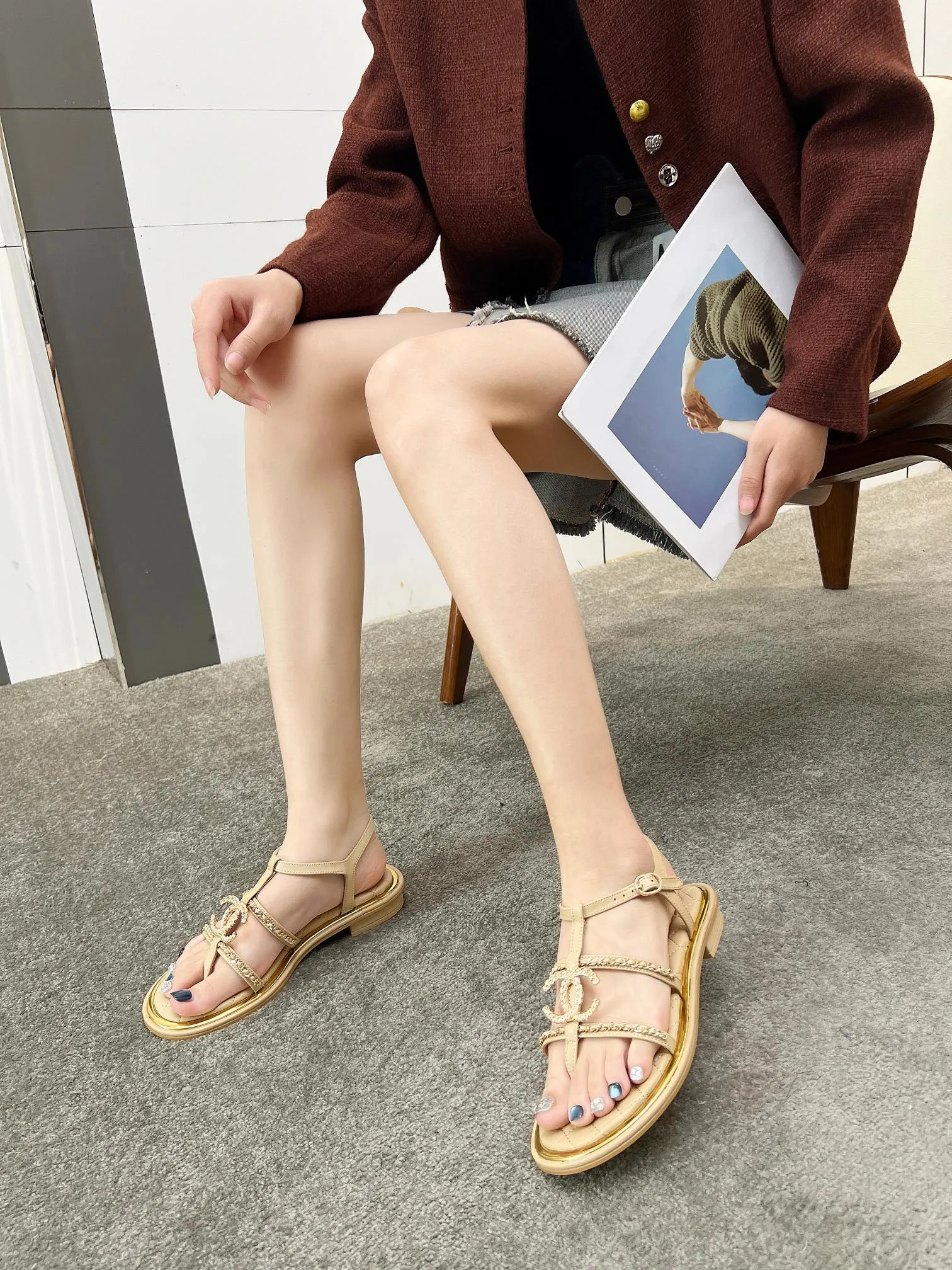 👟👟Ex-factory price 500👟👟 CHANEL2025 Xiaoxiang new classic flip-flop sandals, unique double-layer welt craftsmanship, 👡 👄Original 1:1 molded logo🧡Exudes lasting charm Xiaoxiang sandals👡Vivid intellectual elegance👥Brings out women’s unique beauty👩‍🦰 Fabric: Sheepskin Lining: Imported sheepskin , Outsole: Rubber outsole (leather outsole) Color: black/apricot/white, code number: 35-40 (41-41 customized, non-refundable and non-exchangeable)